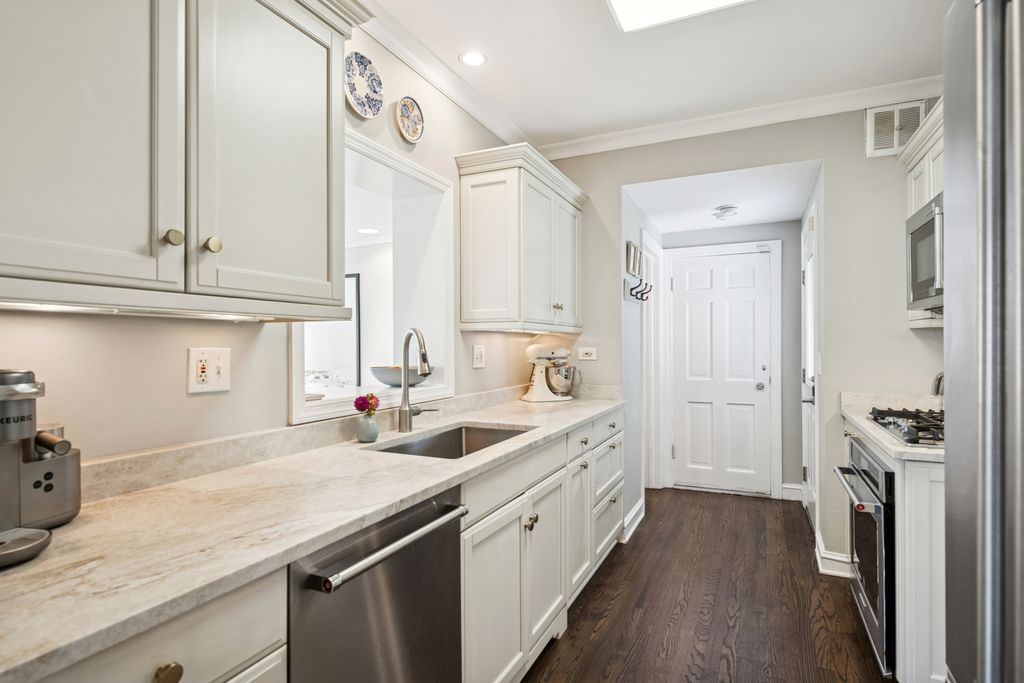Image 9 of property listing at 1216 16th Street, Wilmette, IL 60091