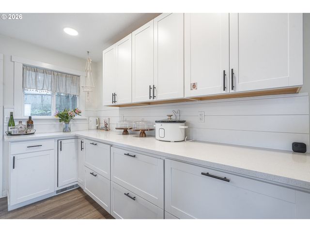 1470 AERIAL Way Se, Salem, OR 97302