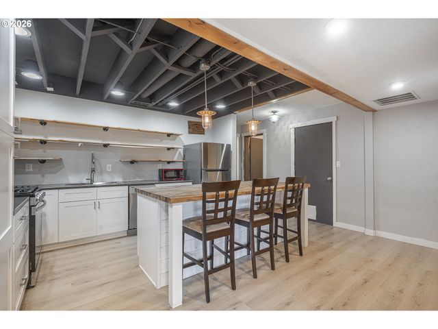 1470 AERIAL Way Se, Salem, OR 97302