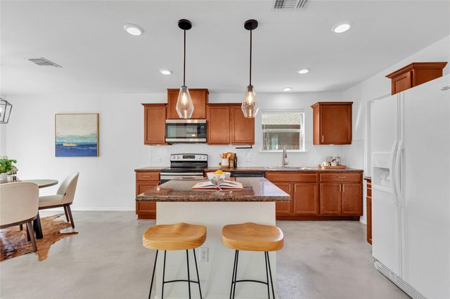 511 Estes PARK, Taylor, TX 76574