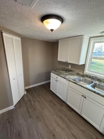 203 S Division Street, Seymour, MO 65746