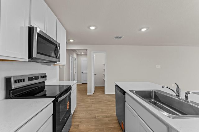 2203 Loganberry LN, Luling, TX 78648