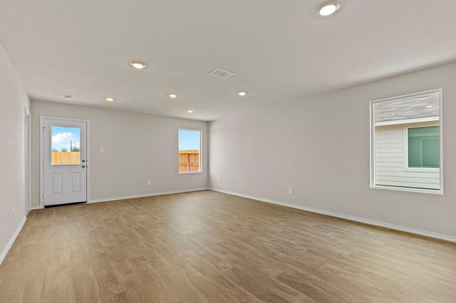 2203 Loganberry LN, Luling, TX 78648