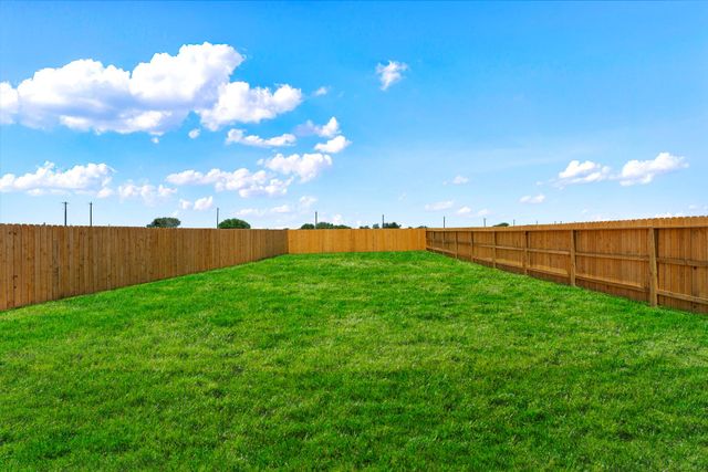 2203 Loganberry LN, Luling, TX 78648