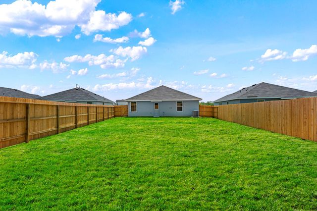 2203 Loganberry LN, Luling, TX 78648