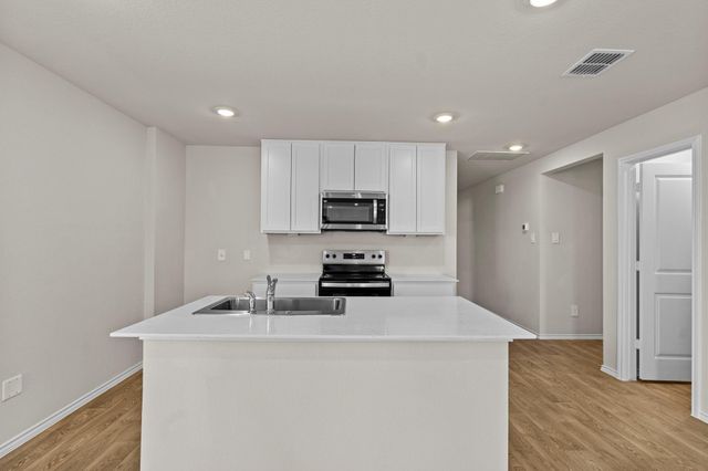 2203 Loganberry LN, Luling, TX 78648