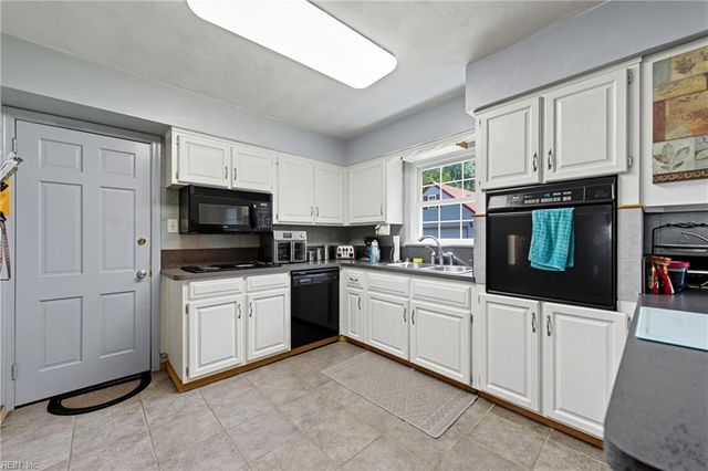 2337 N Wolfsnare DR, Virginia Beach, VA 23454