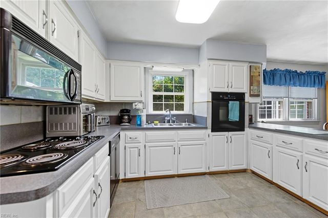 2337 N Wolfsnare DR, Virginia Beach, VA 23454