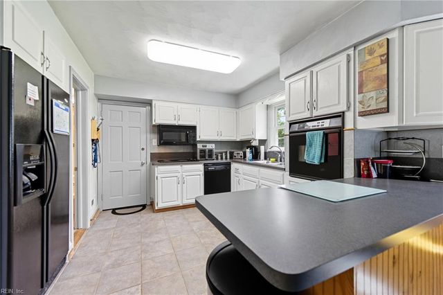 2337 N Wolfsnare DR, Virginia Beach, VA 23454