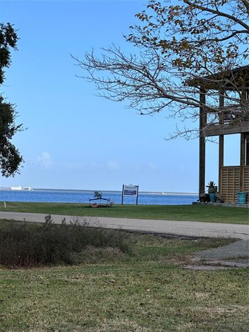 2 Shoreacres Circle, Shoreacres, TX 77571