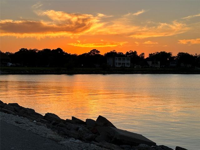 2 Shoreacres Circle, Shoreacres, TX 77571