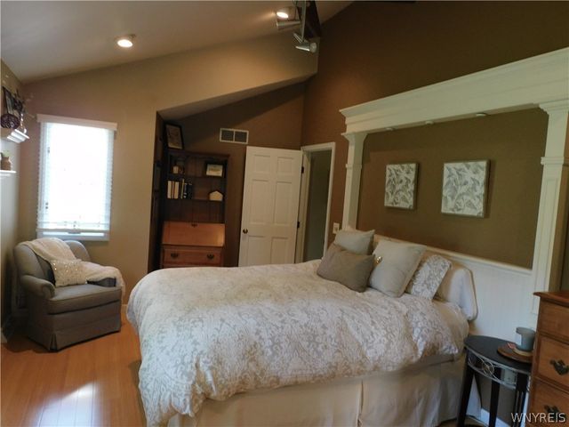 66 Cove Hollow, West Seneca, NY 14424