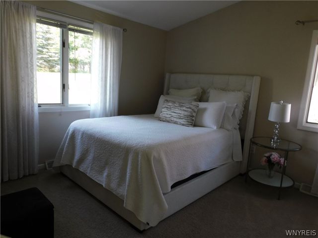66 Cove Hollow, West Seneca, NY 14424