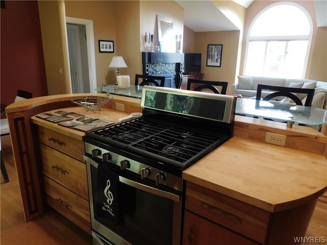 66 Cove Hollow, West Seneca, NY 14424