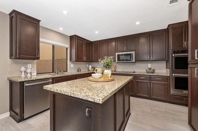 401 Bremerton Ct, Roseville, CA 95661