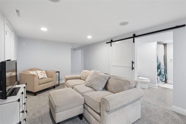 722 E Diehl Avenue, Des Moines, IA 50315