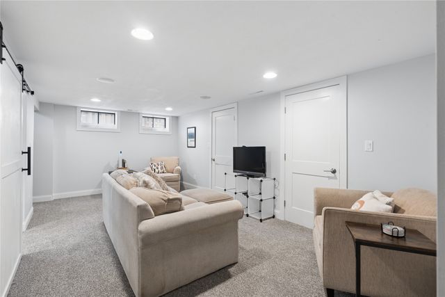 722 E Diehl Avenue, Des Moines, IA 50315