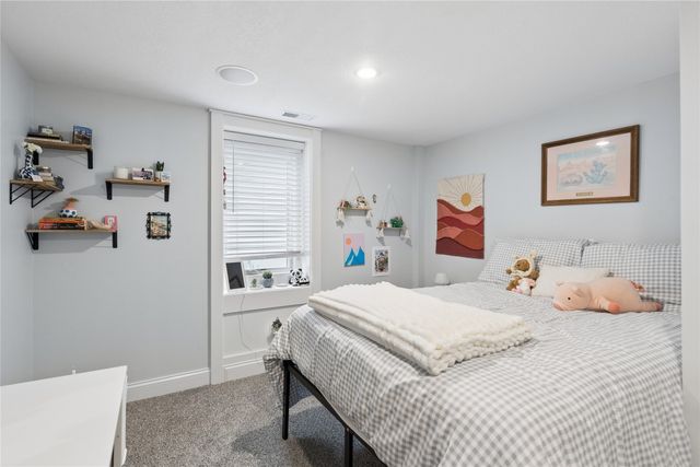 722 E Diehl Avenue, Des Moines, IA 50315