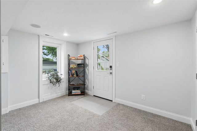 722 E Diehl Avenue, Des Moines, IA 50315