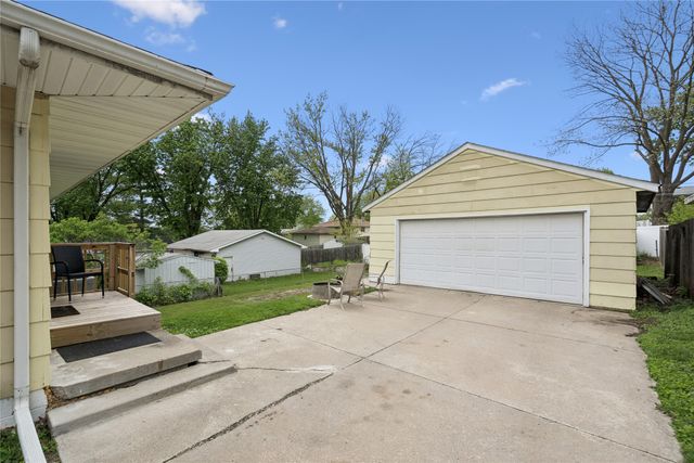 722 E Diehl Avenue, Des Moines, IA 50315