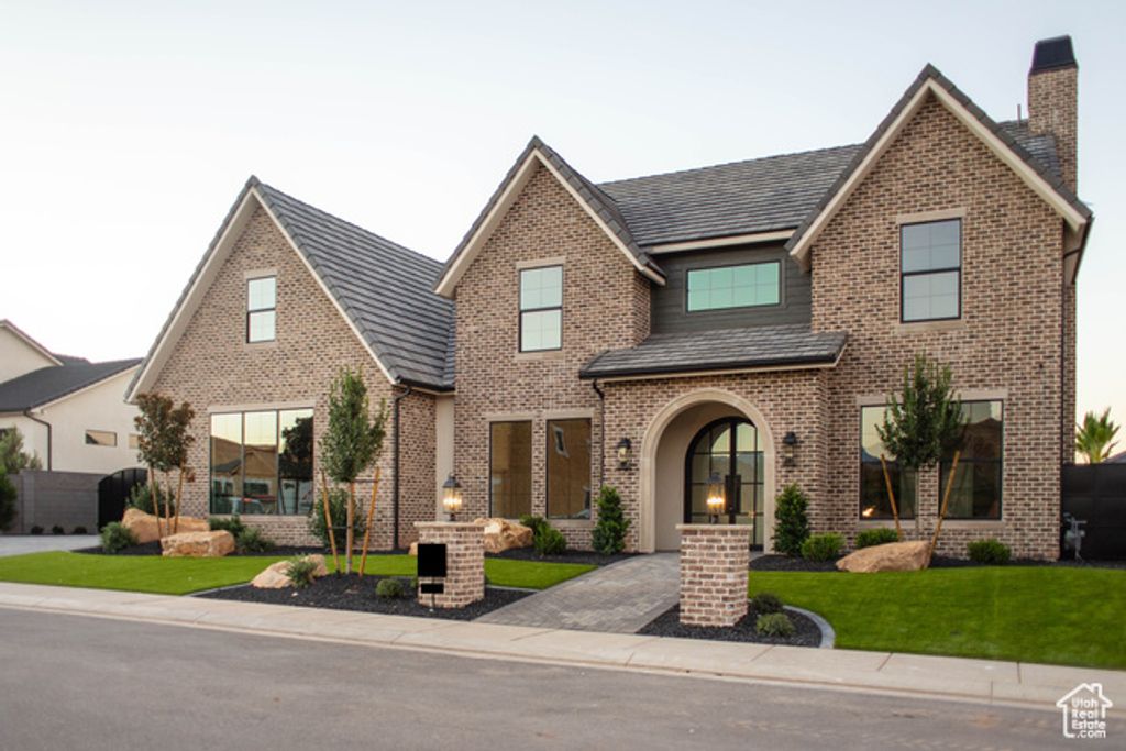 668 E CHLOE LN, Washington, UT 84780