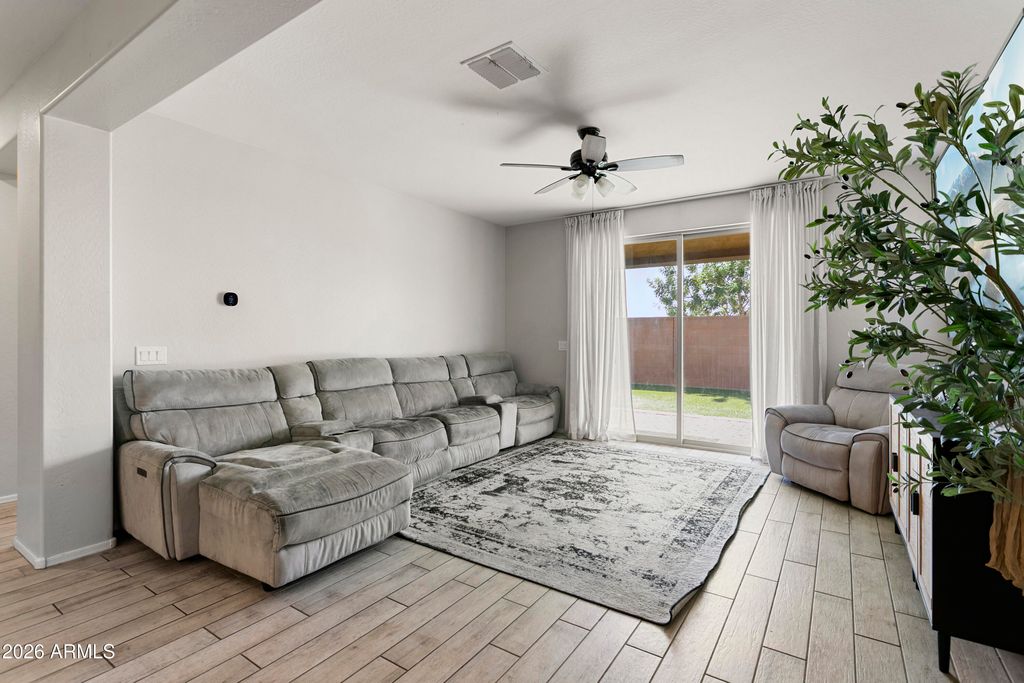 Image 11 of property listing at 6814 N 88TH Lane, Glendale, AZ 85305