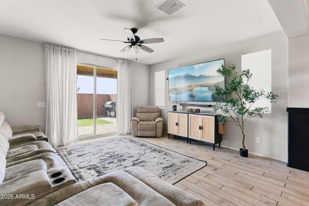 Image 14 of property listing at 6814 N 88TH Lane, Glendale, AZ 85305