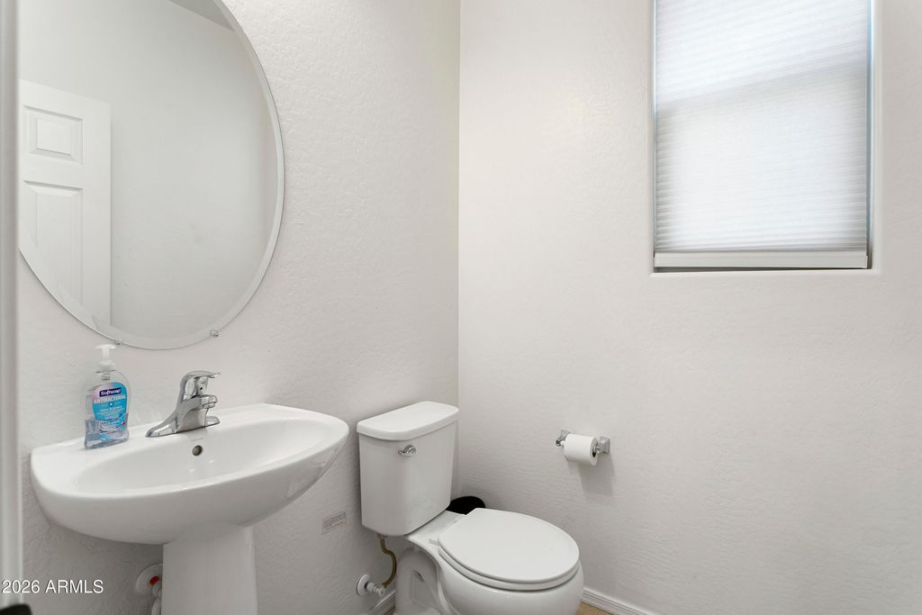 Image 15 of property listing at 6814 N 88TH Lane, Glendale, AZ 85305