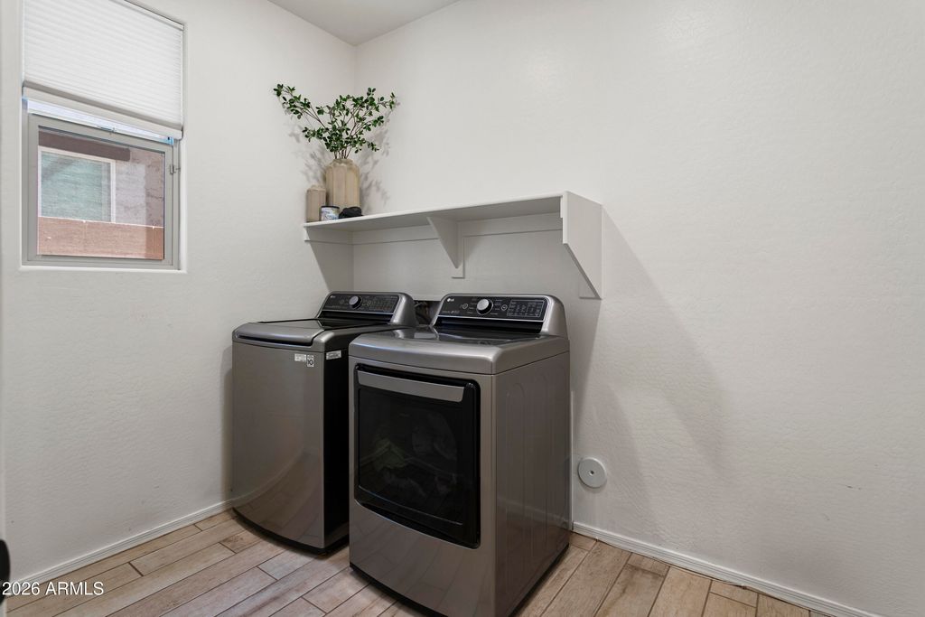 Image 17 of property listing at 6814 N 88TH Lane, Glendale, AZ 85305
