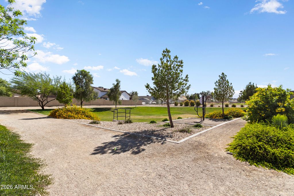 Image 38 of property listing at 6814 N 88TH Lane, Glendale, AZ 85305