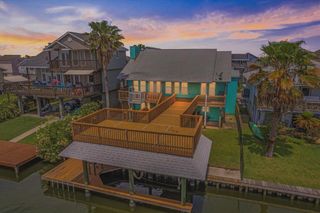 1094 Redfish Street, Hitchcock, TX 77563