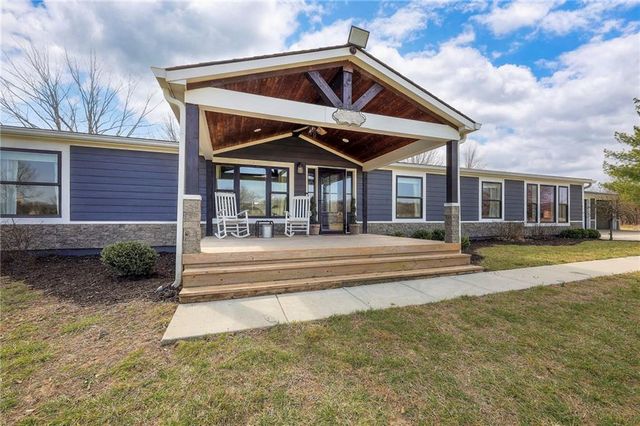 811 N 900th Road, Lawrence, KS 66047