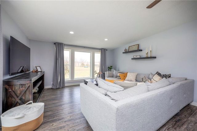 811 N 900th Road, Lawrence, KS 66047