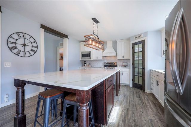 811 N 900th Road, Lawrence, KS 66047