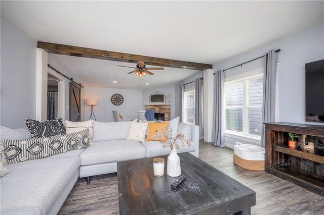 811 N 900th Road, Lawrence, KS 66047