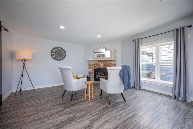 811 N 900th Road, Lawrence, KS 66047