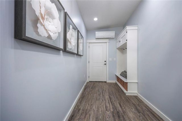 811 N 900th Road, Lawrence, KS 66047