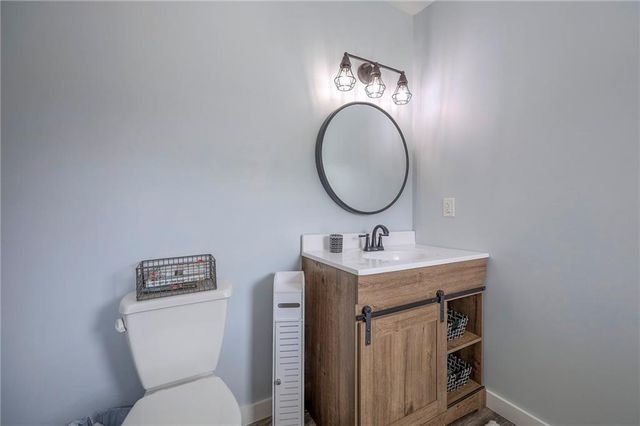 811 N 900th Road, Lawrence, KS 66047