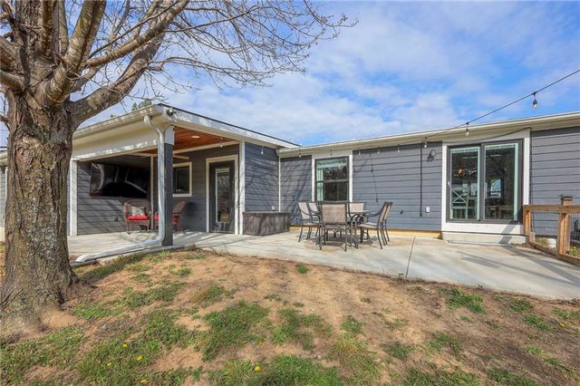 811 N 900th Road, Lawrence, KS 66047