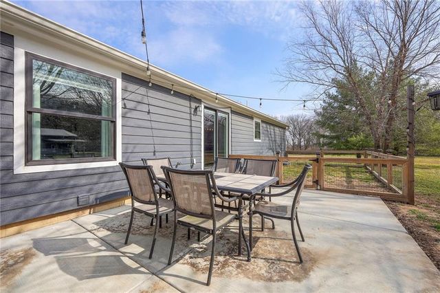 811 N 900th Road, Lawrence, KS 66047