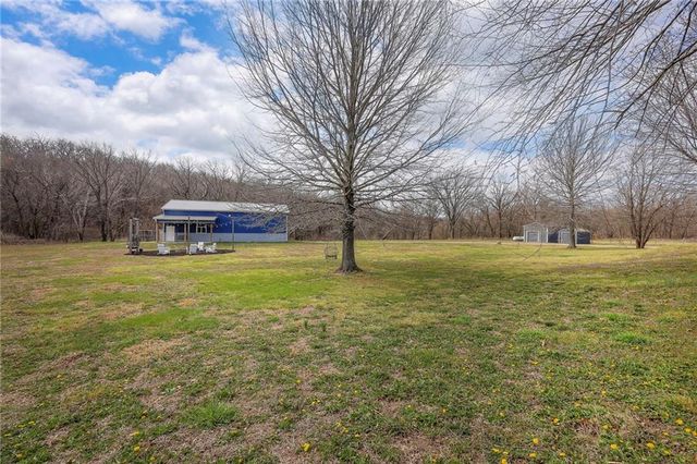 811 N 900th Road, Lawrence, KS 66047