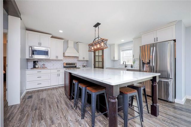 811 N 900th Road, Lawrence, KS 66047