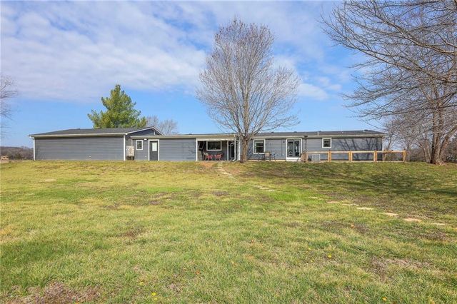 811 N 900th Road, Lawrence, KS 66047