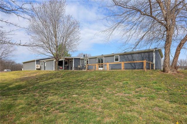 811 N 900th Road, Lawrence, KS 66047