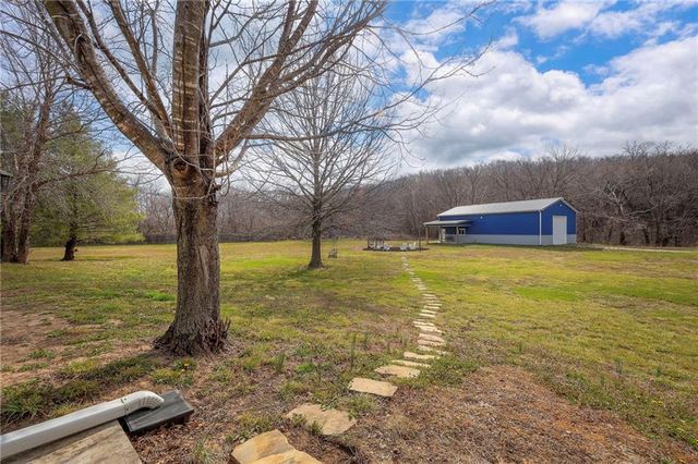 811 N 900th Road, Lawrence, KS 66047