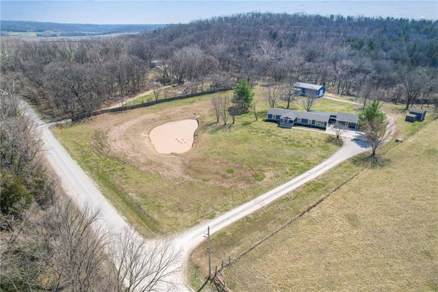 811 N 900th Road, Lawrence, KS 66047