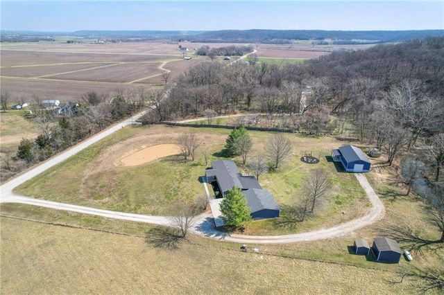 811 N 900th Road, Lawrence, KS 66047