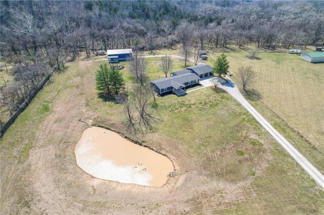 811 N 900th Road, Lawrence, KS 66047