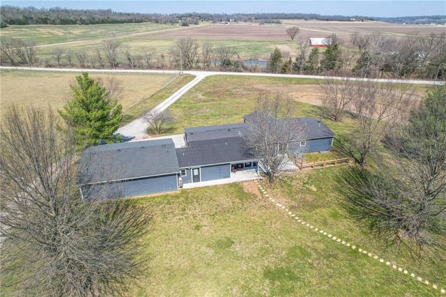 811 N 900th Road, Lawrence, KS 66047