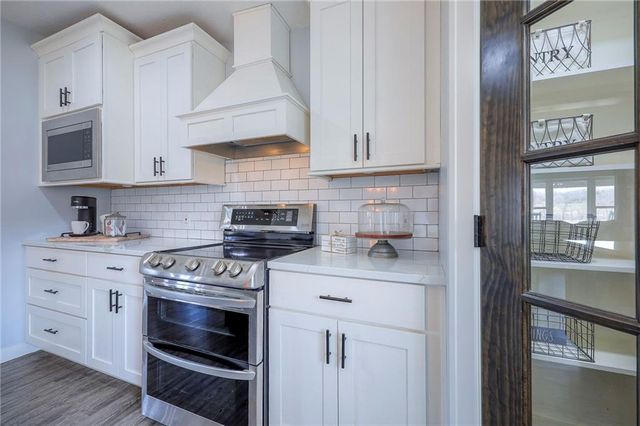 811 N 900th Road, Lawrence, KS 66047